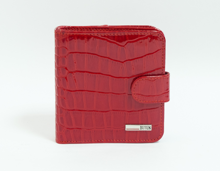 Красный компактный кошелек из кожи.