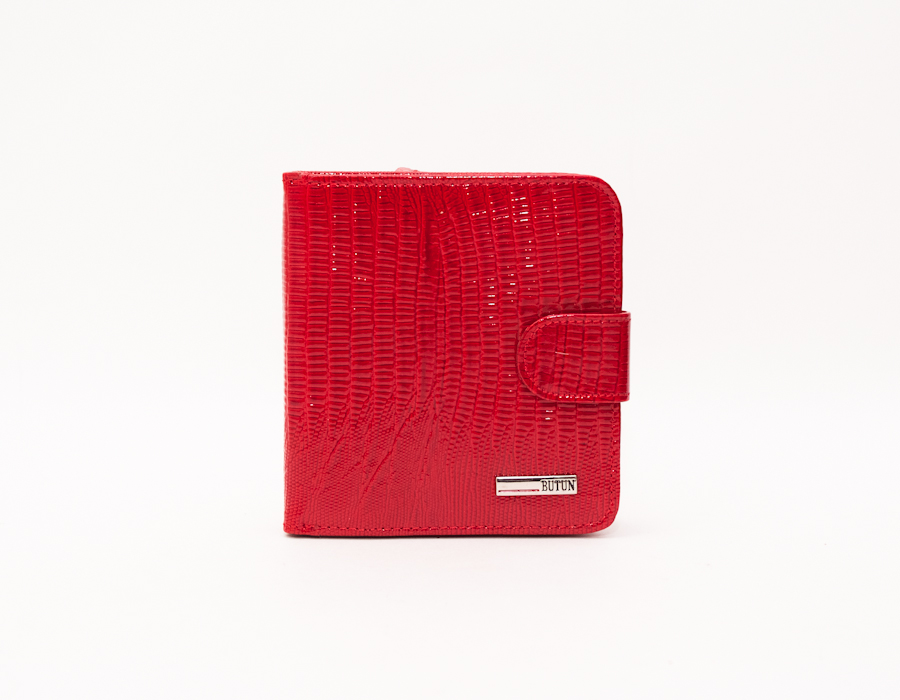 Женский кошелек красного цвета.